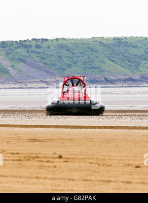 Avon fuoco e di salvataggio hovercraft di pattuglia sulla spiaggia durante il Weston Air Festival, REGNO UNITO, 18 giugno 2016. Foto Stock