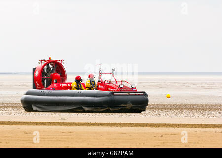 Avon fuoco e di salvataggio hovercraft di pattuglia sulla spiaggia durante il Weston Air Festival, REGNO UNITO, 18 giugno 2016. Foto Stock