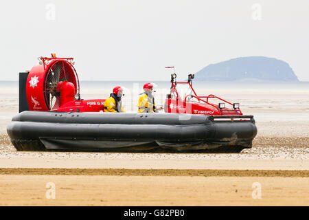 Avon fuoco e di salvataggio hovercraft di pattuglia sulla spiaggia durante il Weston Air Festival, REGNO UNITO, 18 giugno 2016. Foto Stock