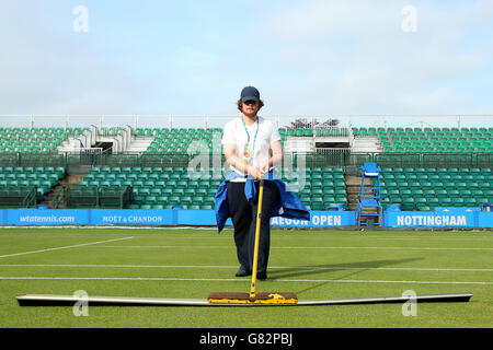 Tennis - 2015 Aegon Open Nottingham - 5° giorno - Nottingham Tennis Centre. Il personale di terra prepara il campo del centro prima dell'inizio del gioco Foto Stock