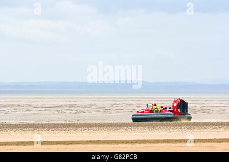 Avon fuoco e di salvataggio hovercraft di pattuglia sulla spiaggia durante il Weston Air Festival, REGNO UNITO, 18 giugno 2016. Foto Stock