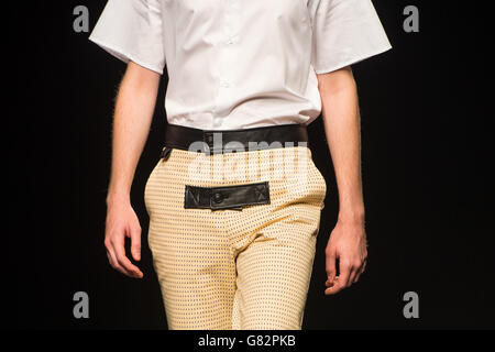 Un modello sulla passerella durante lo spettacolo della passerella Xander Zhou presso l'Old Sorting Office di Londra, parte del British Fashion Council's London Collections: MEN 2015. Foto Stock