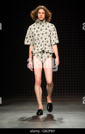 Un modello sulla passerella durante lo spettacolo della passerella Xander Zhou presso l'Old Sorting Office di Londra, parte del British Fashion Council's London Collections: MEN 2015. Foto Stock