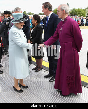 La Regina Elisabetta II saluta l'arcivescovo di Canterbury Justin Welby in un evento di commemorazione della Magna carta, che si terrà a Runnymede, nei pressi di Egham, Surrey. Foto Stock