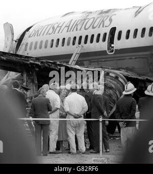 Il primo ministro Margaret Thatcher, che ha interrotto la sua vacanza svizzera, all'aeroporto di Manchester, dove ha fatto una stretta ispezione del relitto incendiato dell'aereo British Airtours Boeing 737 bruciato. Foto Stock