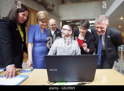 Gordon Aikman (centro), paziente e attivista della malattia di Motor Neuronee, incontra politici (da sinistra a destra) Kezia Dugdale candidato alla leadership laburista scozzese, primo ministro Nicola Sturgeon, leader del Partito Verde Scozzese di Patrick Havey, Ruth Davidson, leader del conservatore scozzese e Willie Rennie, leader della democrazia liberale scozzese durante una fotocall al Parlamento scozzese di Edimburgo per celebrare la Motor Neuronee Disease Awareness Week. Foto Stock