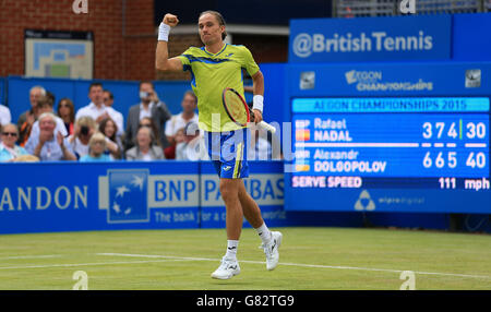 Alexandr Dolgopolov dell'Ucraina celebra la vittoria su Rafa Nadal della Spagna durante il secondo giorno dei Campionati AEGON al Queen's Club di Londra. Foto Stock