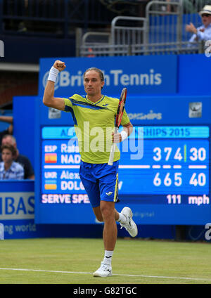 Alexandr Dolgopolov dell'Ucraina celebra la vittoria su Rafa Nadal della Spagna durante il secondo giorno dei Campionati AEGON al Queen's Club di Londra. Foto Stock