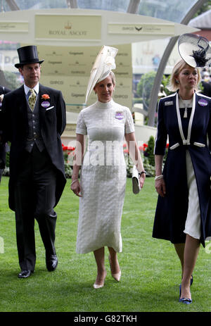 Principe Edoardo (a sinistra), Sophie la Contessa di Wessex (centro) e la Contessa di Derby (a destra) durante il giorno uno del Royal Ascot Meeting 2015 all'Ippodromo di Ascot, Berkshire. Foto Stock