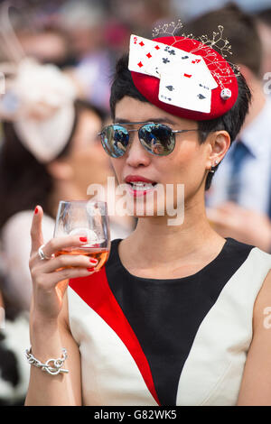 Un racegoista durante il secondo giorno del Royal Ascot Meeting 2015 all'Ippodromo di Ascot, Berkshire. Foto Stock