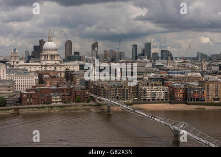 Londra e la City di Londra panoramica dalla Tate Modern interruttore tetto Casa tearrace osservazione. Londra Inghilterra. Giugno 2016 Foto Stock