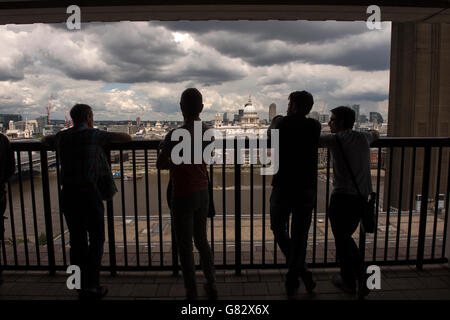 Londra e la City di Londra panoramica dalla Tate Modern interruttore tetto Casa tearrace osservazione. Londra Inghilterra. Giugno 2016 Foto Stock