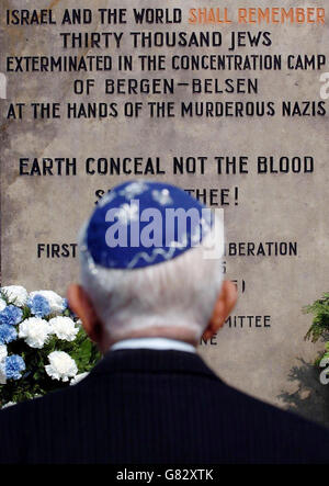 Sopravvissuti, ex-serviceman e studenti nel sito commemorativo dell'ex campo di concentramento di Bergen-Belsen. Circa 200 persone hanno partecipato ad un servizio di commemorazione per celebrare il 60° anniversario della sua liberazione da parte delle truppe britanniche. Foto Stock