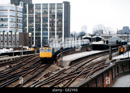 Originale british diesel numero loco 33044 negli anni ottanta lasciando portsmouth e southsea station England Regno Unito Foto Stock