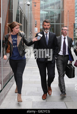 L'ex calciatore del Manchester United Roy Keane (al centro) lascia la Corte dei Magistrati di Manchester dopo che è stato liberato di affrontare aggressivamente un tassista in una presunta fila di rabbia stradale. Foto Stock