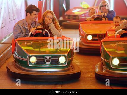 Una coppia si diverta con i dodgem al Dreamland Amusement Park di Margate, Kent, mentre la folla si è ritrovata alla riapertura del parco divertimenti sul mare dopo una campagna di 12 anni e un restauro di circa 18 milioni di sterline. Foto Stock