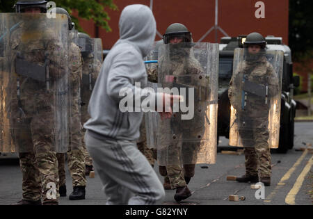 I soldati di 1 scozzese, i Royal Scots Borderers con sede a Palace Barracks in Holywood, svolgono la formazione per l'ordine pubblico prima del loro spiegamento a Cipro. Foto Stock