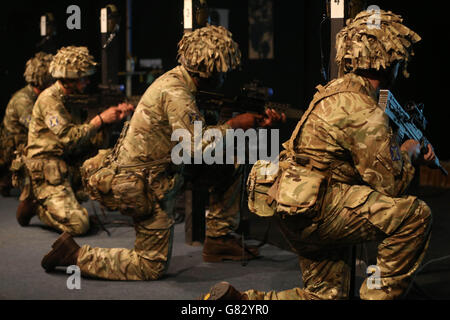 I soldati di 1 scozzese, i Royal Scots Borderers con sede a Palace Barracks in Holywood, svolgono la formazione per l'ordine pubblico prima del loro spiegamento a Cipro. Foto Stock