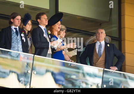 Principessa Beatrice di York (seconda a sinistra) Sarah Ferguson (centro), Principessa Eugenie di York (seconda da destra) e Principe Andrew, Duca di York (destra) durante il quarto giorno del Royal Ascot Meeting 2015 all'ippodromo di Ascot, Berkshire. Foto Stock