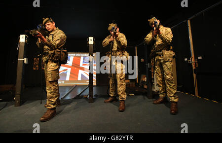 Soldati da 1 scozzese i Royal Scots Borderers, con sede a Palace Barracks di Holywood, svolgono un addestramento di combattimento simulato al computer prima del loro spiegamento a Cipro. Foto Stock