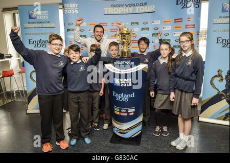 La Webb Ellis Cup con gli alunni della scuola elementare Cregagh a Ulster Rugby, Belfast, il 9° giorno del Rugby World Cup Trophy Tour di 100 giorni del Regno Unito e dell'Irlanda. Foto Stock