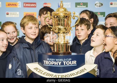 La Webb Ellis Cup con alunni della Downey House School a Ulster Rugby, Belfast il giorno 9 del 100 giorno di Rugby World Cup Trophy Tour del Regno Unito e amp; Irlanda. Foto Stock