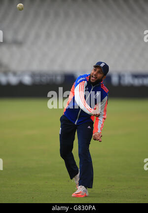 L'Adil Rashid dell'Inghilterra durante la sessione di reti all'Emirates Old Trafford, Manchester. PREMERE ASSOCIAZIONE foto. Data foto: Lunedì 22 giugno 2015. Vedi la storia della Pennsylvania CRICKET Inghilterra. Il credito fotografico deve essere: Nick Potts/PA Wire. Foto Stock