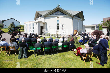 I lutto ascoltano il servizio funebre dell'ex leader liberaldemocratico Charles Kennedy fuori dalla chiesa evangelista di San Giovanni vicino a Fort William in Scozia. Foto Stock