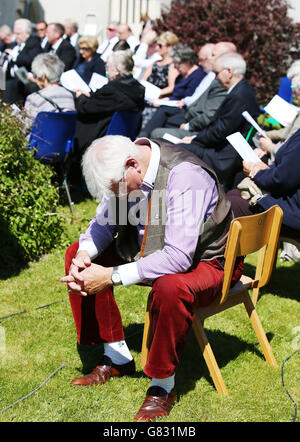 I lutto ascoltano il servizio funebre dell'ex leader liberaldemocratico Charles Kennedy fuori dalla chiesa evangelista di San Giovanni vicino a Fort William in Scozia. Foto Stock