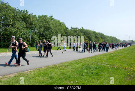 Scarica Festival 2015 - giorno uno - Donington Park. Festival Goers il giorno 1 del festival Download il 12 2015 giugno a Donnington Park, Regno Unito Foto Stock