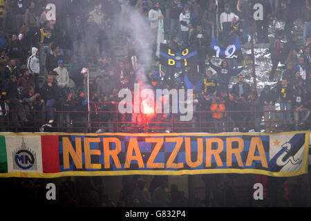 Calcio - UEFA Champions League - Quarter Final - seconda tappa - Inter Milan / AC Milan - Giuseppe Meazza. I fan di Inter Milan lanciano più razzi in campo costringendo il gioco ad essere abbandonato Foto Stock