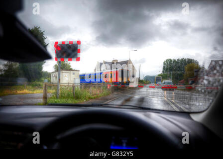 Treno sul passaggio a livello barriere di lampeggio delle luci al Langworth Lincolnshire incroci pericolosi pericolo REGNO UNITO Inghilterra GB Foto Stock