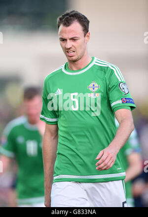 Jonny Evans dell'Irlanda del Nord esce dal campo dopo il fischio finale durante la partita di qualificazione del Campionato europeo UEFA al Windsor Park di Belfast. Foto Stock