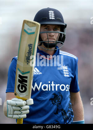 Joe Root dell'Inghilterra reagisce dopo essere stato bowled fuori dal Mitchell Santner della Nuova Zelanda durante il match della serie reale di Londra un giorno al Bowl di Ageas di Southampton. Foto Stock