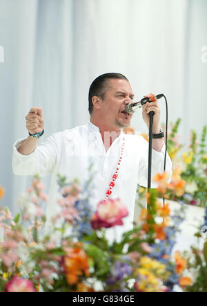 Mike Patton of Faith No More si esibisce dal vivo il giorno 2 del festival Download il 13 giugno 2015 a Donnington Park, Regno Unito Foto Stock