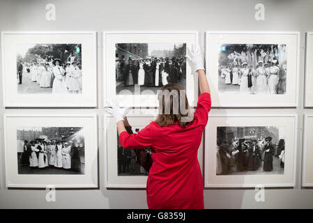 SOLO PER USO EDITORIALE la curatrice della mostra Anna Sparham ispeziona una mostra al Museum of London Docklands prima dell'apertura della loro ultima mostra Soldiers and Suffragettes: The Photography of Christina Broroom, una mostra gratuita che apre al pubblico da venerdì 19 giugno. Foto Stock