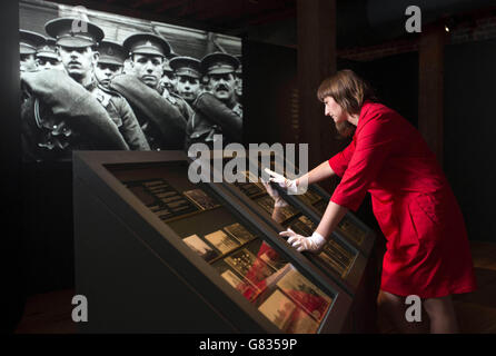 La curatrice della mostra Anna Sparham ispeziona una mostra al Museum of London Docklands in vista dell'apertura della loro ultima mostra Soldiers and Suffragettes: The Photography of Christina Brok, una mostra gratuita che apre al pubblico da venerdì 19 giugno. Foto Stock