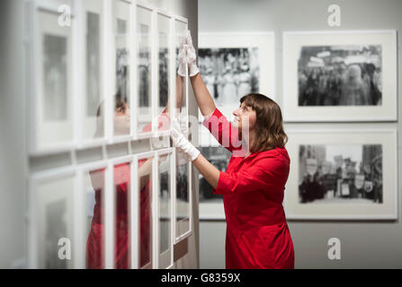 SOLO PER USO EDITORIALE la curatrice della mostra Anna Sparham ispeziona una mostra al Museum of London Docklands prima dell'apertura della loro ultima mostra Soldiers and Suffragettes: The Photography of Christina Broroom, una mostra gratuita che apre al pubblico da venerdì 19 giugno. Foto Stock