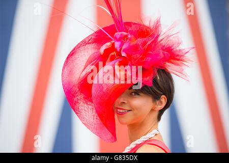 Racegoer Linzi Weare durante il secondo giorno del Royal Ascot Meeting 2015 all'Ippodromo di Ascot, Berkshire. Foto Stock