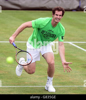 Tennis - Campionato AEGON 2015 - terzo giorno - il Queen's Club. Andy Murray della Gran Bretagna in pratica durante il terzo giorno dei campionati AEGON al Queen's Club di Londra. Foto Stock