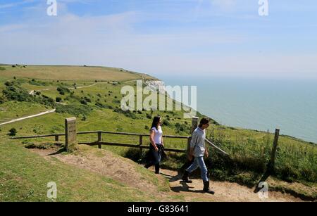 Le bianche scogliere di dover, Kent, in quanto la contea è stata nominata la destinazione più importante d'Europa per una vacanza in famiglia. Foto Stock