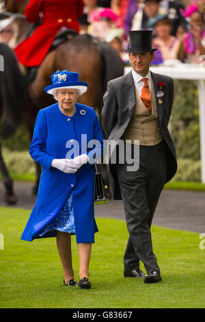 Corse di cavalli - il Royal Ascot Meeting 2015 - giorno due - Ascot Racecourse. Regina Elisabetta II durante il secondo giorno del Royal Ascot Meeting 2015 all'Ascot Racecourse, Berkshire. Foto Stock