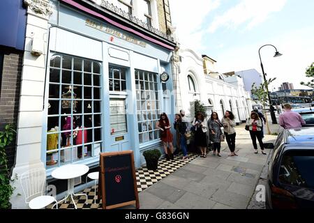 Gli acquirenti formano una linea fuori da Mary's Living and Giving Shop a Primrose Hill, Londra, poiché i vestiti appartenenti a Harper Beckham sono stati messi in vendita per conto di Save the Children. Foto Stock