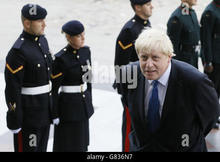 Il Sindaco di Londra, Boris Johnson, arriva a un servizio commemorativo per il 200° anniversario della Battaglia di Waterloo alla Cattedrale di St Paul a Londra. Foto Stock