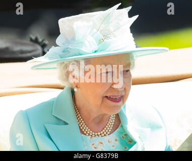 Regina Elisabetta II durante il Ladies Day, il terzo giorno del Royal Ascot Meeting 2015 all'Ippodromo di Ascot, Berkshire. Foto Stock