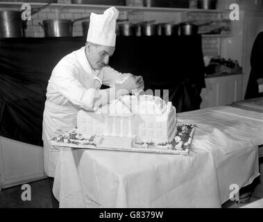 Lo chef Gerry Phillips, di Thornton Heath, mette il tocco finale alla torta nuziale da 140lb per Lady Pamela Mountbatten e MR David Hicks presso Romsey Abbey, Hampshire. Foto Stock