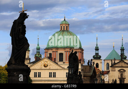 Vista dal Ponte Carlo verso la chiesa di San Francesco d'Assisi, Praga. Foto Stock