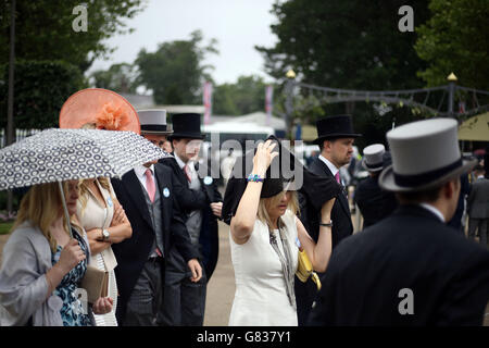 Gli amanti della corsa arrivano sotto la pioggia durante il quinto giorno del Royal Ascot Meeting 2015 all'ippodromo di Ascot, Berkshire. Foto Stock