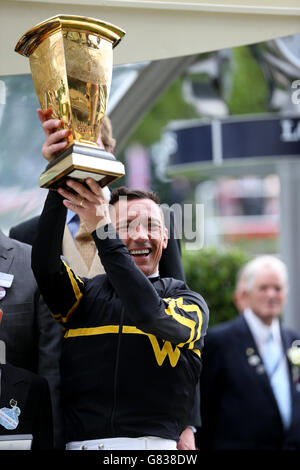 Jockey Frankie Dettori alza il trofeo dopo aver cavalcato Undrafted per la vittoria nel Diamond Jubilee Stakes durante il quinto giorno del Royal Ascot Meeting 2015 all'ippodromo di Ascot, Berkshire. Foto Stock