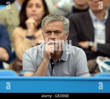 Tennis - Campionato AEGON 2015 - 6° giorno - il Queen's Club. Il direttore del Chelsea Jose Mourinho guarda l'azione durante il giorno sei dei campionati AEGON al Queen's Club, Londra. Foto Stock